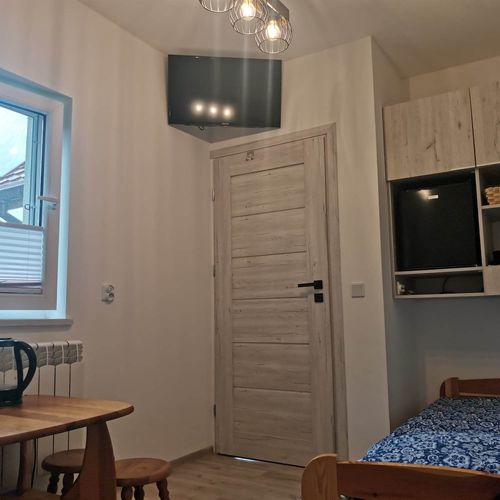 Apartament la parter cu chicinetă proprie cu 1 camera pentru 2 pers.