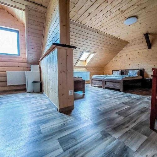 Apartman s vlastní kuchyňkou s privátní koupelnou mimo pokoj pro 5 os. s 1 ložnicí