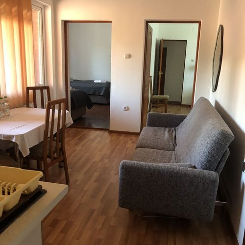 Apartament la etaj cu chicinetă proprie cu 3 camere pentru 6 pers.