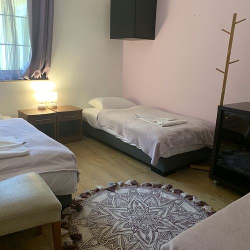 Apartament tourist cu vedere spre pădure pentru 16 pers. (se inchirieaza doar integral)