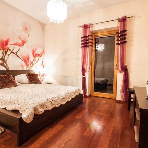Apartament cu vedere spre munte cu vedere spre curte cu 4 camere pentru 8 pers.