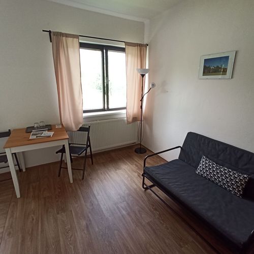 Camera dubla cu duș cu chicinetă comună