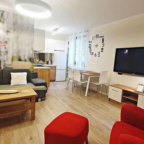 Apartament la parter cu balcon cu 2 camere pentru 4 pers.