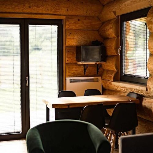 Domek drewniany 6-osobowy z tarasem z widokiem na ogród