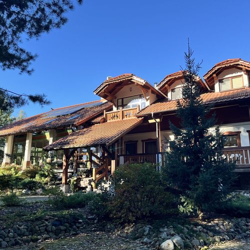 Apartman pro 10 os. se 4 ložnicemi s výhledem na jezero na poschodí