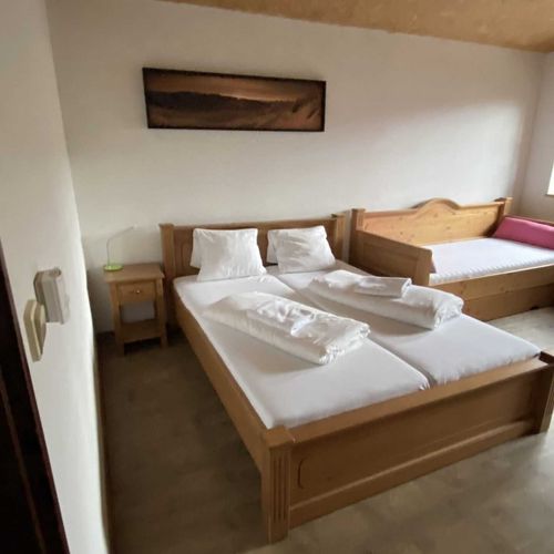 Apartman se sprchou s privátní koupelnou mimo apartmán pro 2 os. (s možností přistýlky)