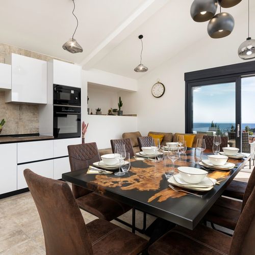 Apartament deluxe cu vedere spre mare cu 4 camere pentru 8 pers.