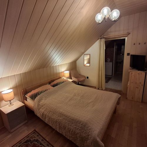 Apartament 2-osobowy z balkonem z widokiem na las z 1 pomieszczeniem sypialnianym (możliwa dostawka)
