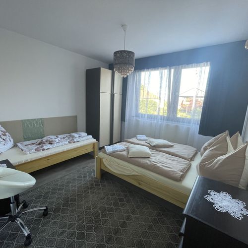 Apartament întreaga unitate cu grădină pentru 10 pers. (se inchirieaza doar integral)