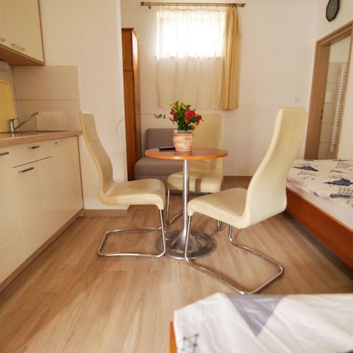 Apartament cu baie cu chicinetă proprie cu 1 camera pentru 3 pers.