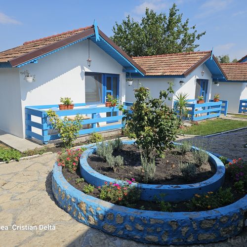Bungalow la parter cu balcon pentru 2 pers. (se inchirieaza doar integral)