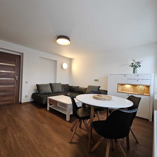 Apartman se sprchou s privátní koupelnou mimo apartmán pro 4 os. se 2 ložnicemi
