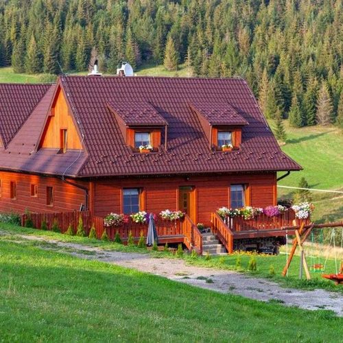 Chata cu duș cu chicinetă proprie pentru 10 pers. (se inchirieaza doar integral) (se poate solicita pat suplimentar)