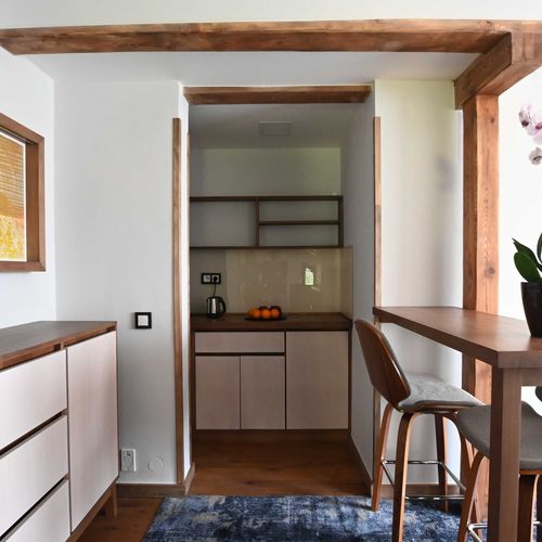 Apartman se sprchou s vlastní kuchyňkou s manželskou postelí s 1 ložnicí