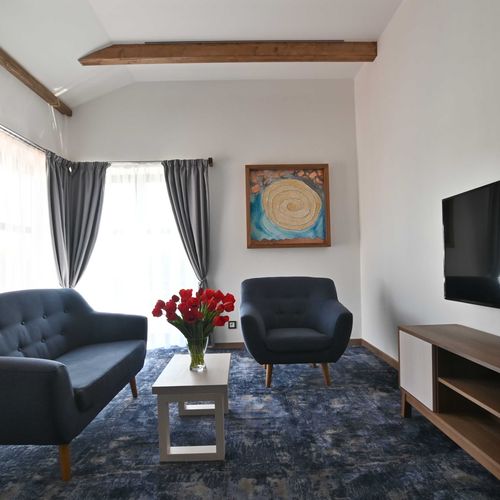 Apartman se sprchou s privátní koupelnou mimo apartmán s manželskou postelí s 1 ložnicí (s možností přistýlky)