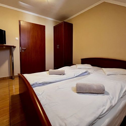 Apartman s privátní koupelnou mimo apartmán pro 4 os. s 1 ložnicí v podkroví (s možností přistýlky)