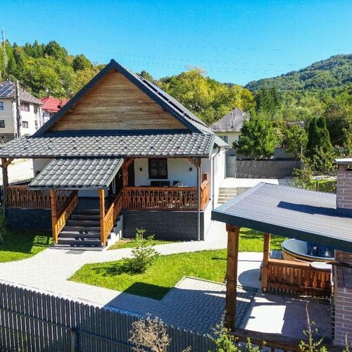 Casă de vacanță cu terasă pentru 6 pers. (se inchirieaza doar integral)