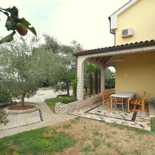 Apartament confort la parter cu 4 camere pentru 10 pers.