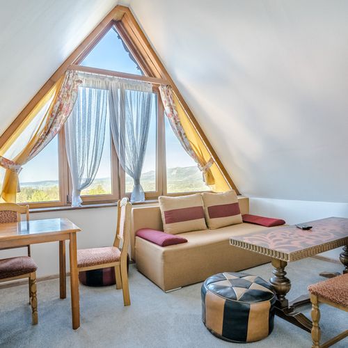 Apartament 6-osobowy na poddaszu Economy z 2 pomieszczeniami sypialnianymi