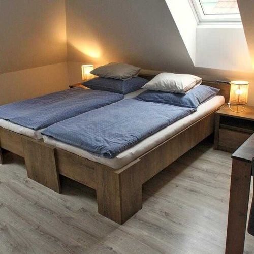 Pokoj se sprchou s privátní koupelnou mimo apartmán s manželskou postelí