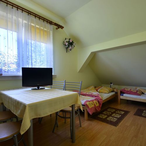 Pokój 4-osobowy na piętrze z widokiem na ogród