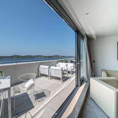 Suita executive cu vedere spre mare cu 2 camere pentru 4 pers.
