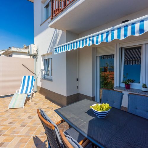 Apartament la etaj cu vedere spre mare cu 2 camere pentru 4 pers.