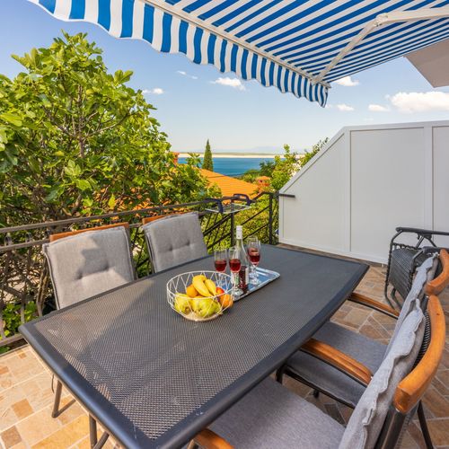 Apartament la etaj cu vedere spre mare cu 2 camere pentru 4 pers.