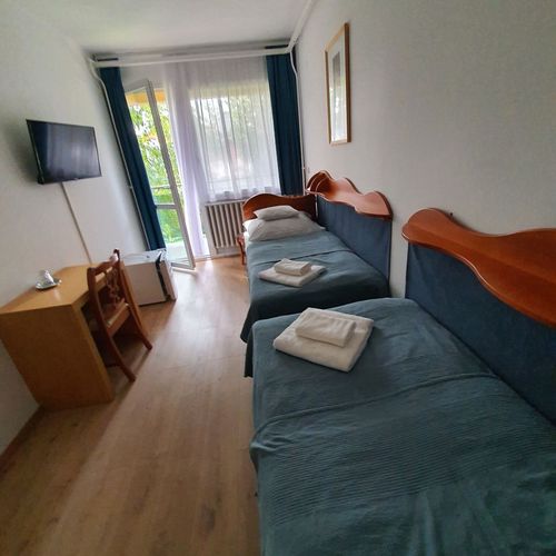 Camera twin la etaj cu vedere spre curte (se poate solicita pat suplimentar)