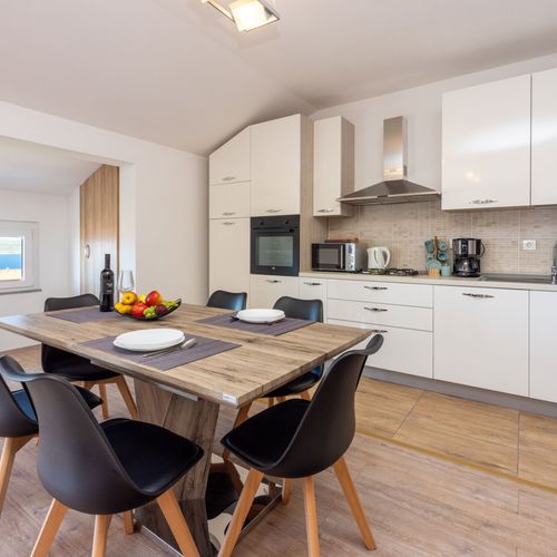 Apartman pro 4 os. se 2 ložnicemi s výhledem na moře na poschodí