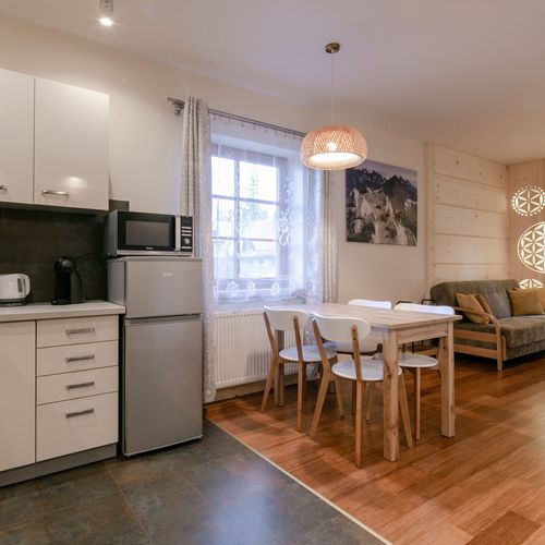 Apartament 4-osobowy na piętrze z balkonem z 2 pomieszczeniami sypialnianymi