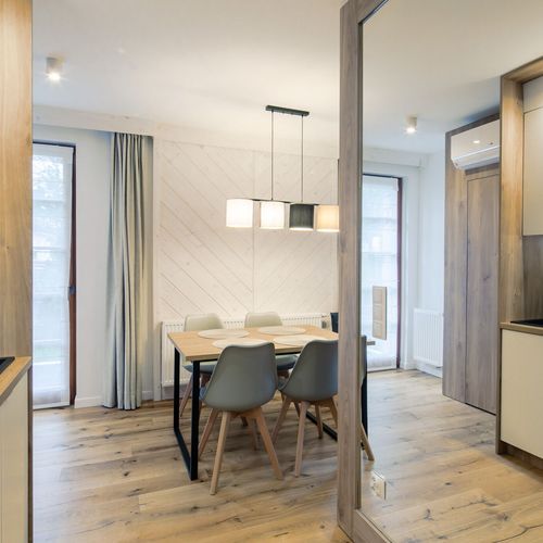 Apartament 4-osobowy z klimatyzacją z tarasem z 2 pomieszczeniami sypialnianymi