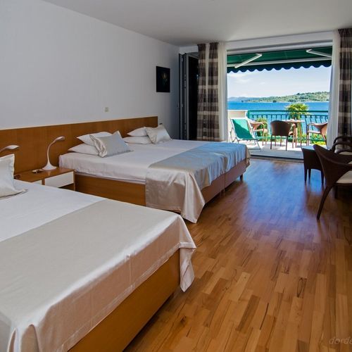 Camera cvadrupla premium cu vedere spre mare