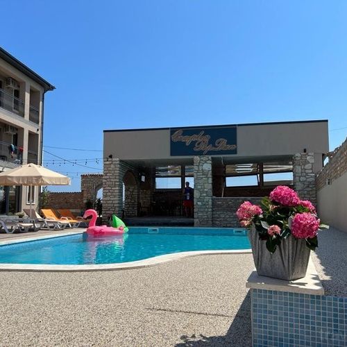 Camera dubla lângă piscină