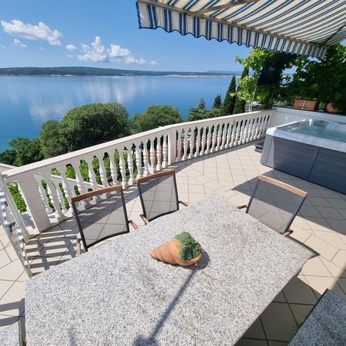 Apartament cu aer condiționat cu vedere spre mare cu 2 camere pentru 4 pers.
