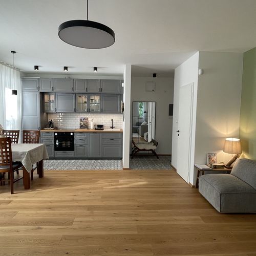 Apartament design cu vedere spre grădină cu 2 camere pentru 4 pers.
