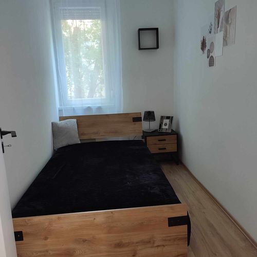 Apartament la parter cu vedere spre parc pentru 2 pers. (se inchirieaza doar integral) (se poate solicita pat suplimentar)