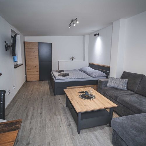 Apartman se sprchou s privátní koupelnou mimo apartmán pro 2 os. (s možností přistýlky)