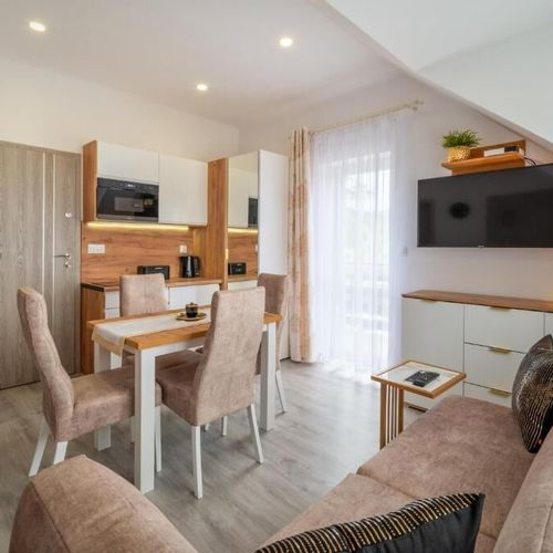 Apartament 3-osobowy z balkonem z aneksem kuchennym z 2 pomieszczeniami sypialnianymi