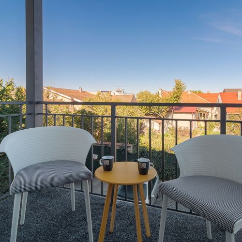Apartament executive cu balcon cu 2 camere pentru 4 pers.