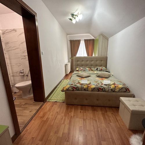 Pokoj s balkónem s manželskou postelí na poschodí