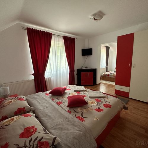 Apartman s balkónem pro 4 os. se 2 ložnicemi na poschodí