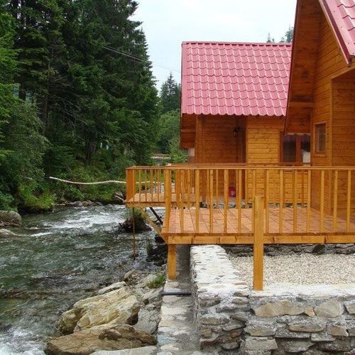 Bungalow cu terasă cu chicinetă proprie pentru 2 pers. (se inchirieaza doar integral)