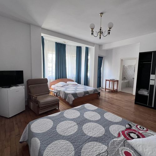 Camera cvadrupla la etaj cu balcon