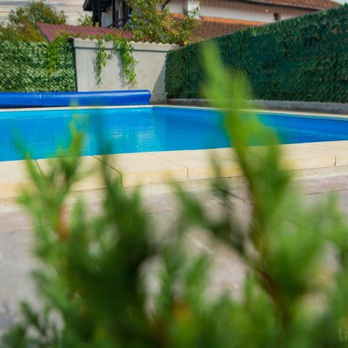 Casă de vacanță cu balcon pentru 10 pers. (se inchirieaza doar integral)