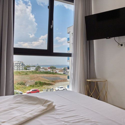 Apartament confort cu vedere parțială spre mare cu 2 camere pentru 4 pers.