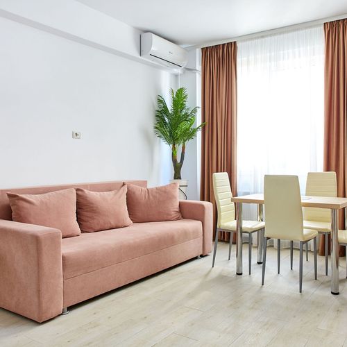 Apartament la etaj cu vedere parțială spre mare cu 2 camere pentru 4 pers.