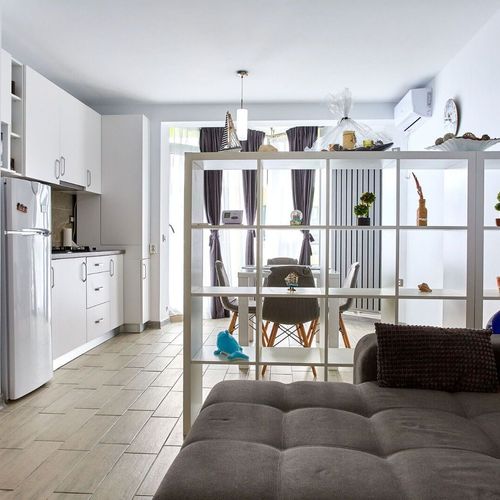 Apartament la etaj cu vedere parțială spre mare cu 2 camere pentru 4 pers.