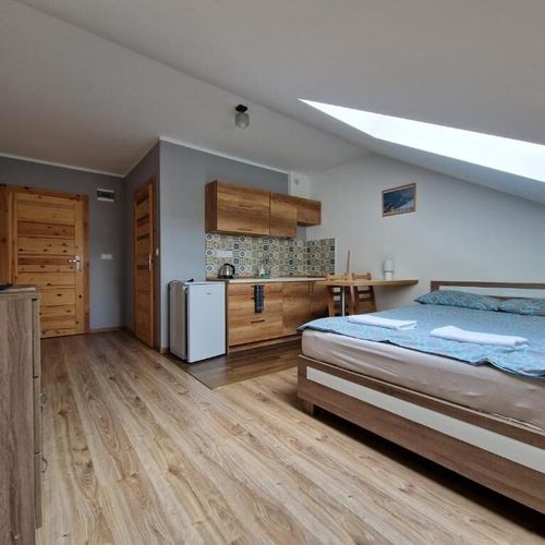 Apartman s koupelnou s manželskou postelí s 1 ložnicí v podkroví