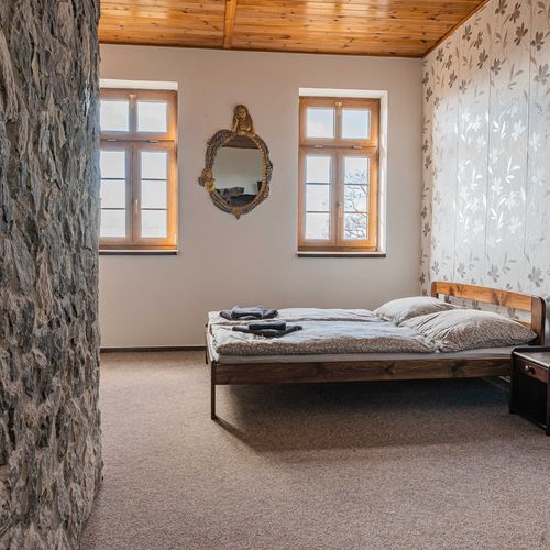 Pokoj se sprchou se společnou kuchyňkou s manželskou postelí